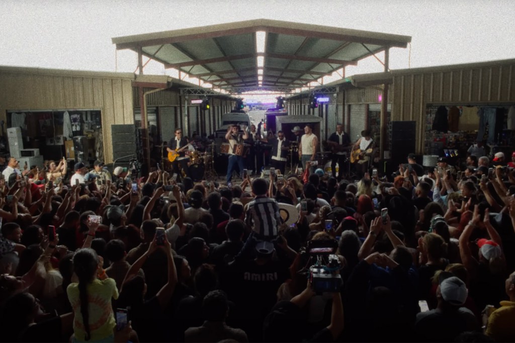 Mister Chivo logra primer No. 1 con colaboración con Grupo Frontera