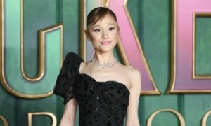 Ariana Grande sufre susto en la premiere de ‘Wicked’