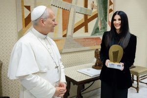 Laura Pausini recibe premio Global Icon en ceremonia en el Vaticano