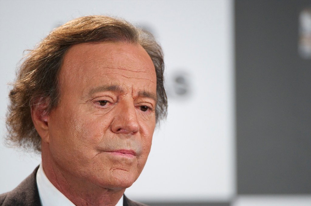 Julio Iglesias acusado de abuso sexual y trata por dos exempleadas