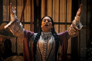 Lila Downs canta a espíritu de las mujeres en Como Agua Para Chocolate