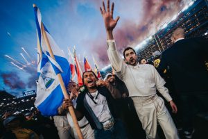 Conoce al Nicaragüense que se hizo viral en el Super Bowl de Bad Bunny