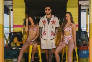 Ryan Castro lanza colaboración de ropa veraniega con Agua Bendita